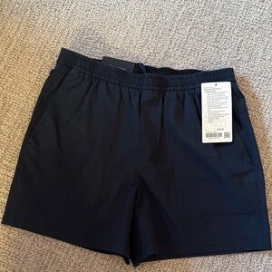 Lululemon Athletica Men’s Navy Bowline Short 5” size L